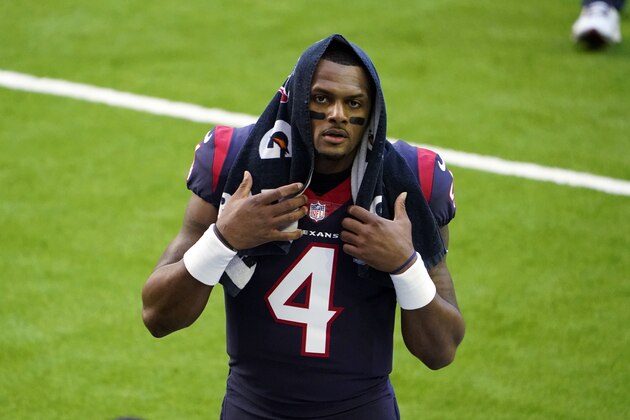 ARCHIVO - En esta fotografÃ­a de archivo del 3 de enero de 2021, el quarterback de los Texans de Houston, Deshaun Watson, se retira de la cancha antes del partido de la NFL contra los Titans de Tennessee en Houston. (AP Foto/Eric Christian Smith, Archivo)