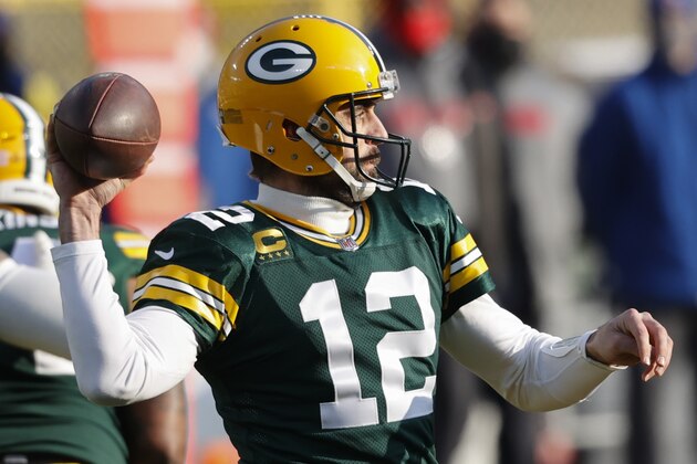 ARCHIVO - La foto del 24 de enero de 2021 muestra a Aaron Rodgers, quarterback de los Packers de Green Bay, quien envÃ­a un pase durante la final de la Conferencia Nacional ante los Buccaneers de Tampa Bay (AP Foto/Jeffrey Phelps)