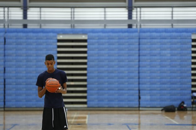 Emoni Bates works out in Ypsilanti, Mich., Wednesday, July 12, 2017. (AP Photo/Paul Sancya)