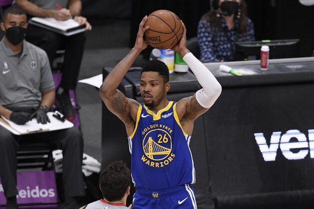 Golden State Warriors forward Kent Bazemore (26) in action during the second half of an NBA basketball game against the Washington Wizards, Wednesday, April 21, 2021, in Washington. (AP Photo/Nick Wass)