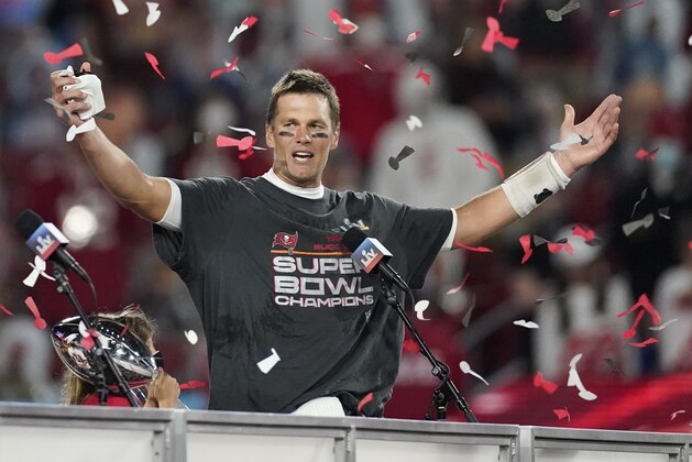 El quarterback de los Buccaneers de Tampa Bay Tom Brady celebra la victoria ante los Chiefs de Kansas City en el Super Bowl, el domingo 7 de febrero de 2021. (AP Foto/Ashley Landis, archivo)