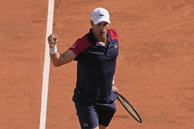 Spain's Pablo Andujar clenches his fist shortly before defeating Austria's Dominic Thiem during their first round match of the French Open tennis tournament at the Roland Garros stadium Sunday, May 30, 2021 in Paris. (AP Photo/Christophe Ena)