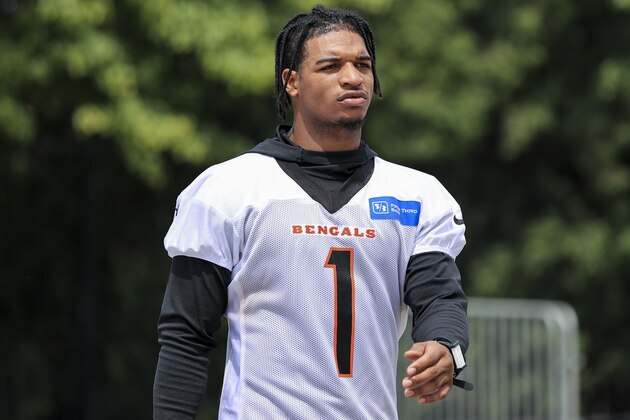 Cincinnati Bengals' Ja'Marr Chase walks to the stadium after an NFL football camp practice in Cincinnati, Tuesday, May 25, 2021. (AP Photo/Aaron Doster)