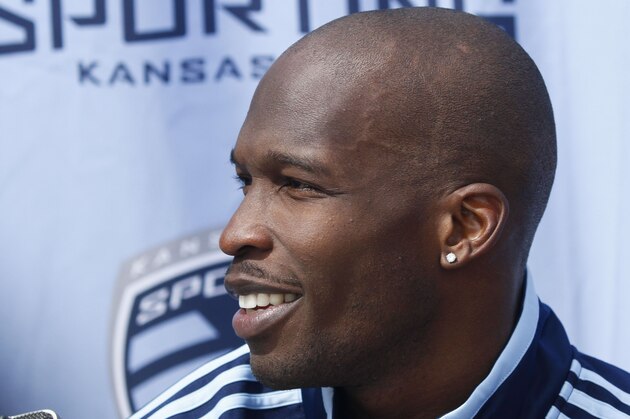 El astro de la NFL, Chad Ochocinco, jugará el lunes un partido de fútbol soccer contra un equipo local con el conjunto de reservas de Sporting Kansas City, de la MLS. En la foto, Ochocinco, de los Bengals de Cincinnati, ofrece una conferencia de prensa el miércoles 23 de marzo de 2011 en Kansas City. El jugador comenzó el miércoles una prueba de cuatro días como jugador de fútbol soccer con Kansas City. (AP foto/Ed Zurga)
