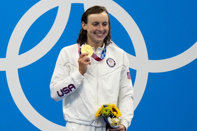 Kathleen Ledecky, of United States, poses after winning the gold medal in the women's 800-meter freestyle final at the 2020 Summer Olympics, Saturday, July 31, 2021, in Tokyo, Japan. (AP Photo/David Goldman)