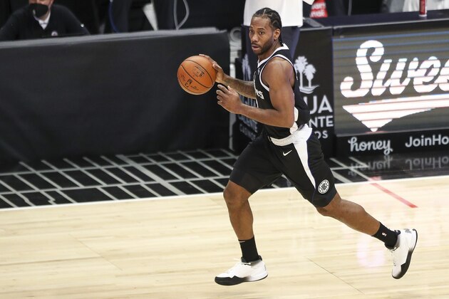 LOS ANGELES, CALIFORNIA - FEBRUARY 07: Kawhi Leonard #2 of the LA Clippers moves the ball against the Sacramento Kings at Staples Center on February 07, 2021 in Los Angeles, California. NOTE TO USER: User expressly acknowledges and agrees that, by downloading and or using this photograph, User is consenting to the terms and conditions of the Getty Images License Agreement. (Photo by Meg Oliphant/Getty Images) LOS ANGELES, CALIFORNIA - FEBRUARY 07: Kawhi Leonard #2 of the LA Clippers moves the ball against the Sacramento Kings at Staples Center on February 07, 2021 in Los Angeles, California. NOTE TO USER: User expressly acknowledges and agrees that, by downloading and or using this photograph, User is consenting to the terms and conditions of the Getty Images License Agreement. (Photo by Meg Oliphant/Getty Images)