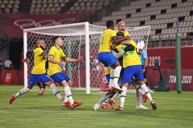 KASHIMA, JAPAN - AUGUST 03: Reinier #19 of Team Brazil celebrates with team mates after scoring their side's winning penalty during the penalty shoot out during the Men's Football Semi-final match between Mexico and Brazil on day eleven of the Tokyo 2020 Olympic Games at Kashima Stadium on August 03, 2021 in Kashima, Ibaraki, Japan. (Photo by Buda Mendes/Getty Images)