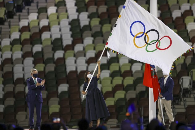 Paris Mayor Anne Hidalgo waves the Olympic flag after receiving it from International Olympic Committee's President Thomas Bach during the closing ceremony in the Olympic Stadium at the 2020 Summer Olympics, Sunday, Aug. 8, 2021, in Tokyo, Japan. (Dan Mullen/Pool Photo via AP))