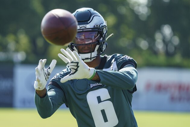 Philadelphia Eagles wide receiver DeVonta Smith catches the ball during practice at NFL football training camp, Thursday, Aug. 5, 2021, in Philadelphia. (AP Photo/Chris Szagola) Philadelphia Eagles wide receiver DeVonta Smith catches the ball during practice at NFL football training camp, Thursday, Aug. 5, 2021, in Philadelphia. (AP Photo/Chris Szagola)