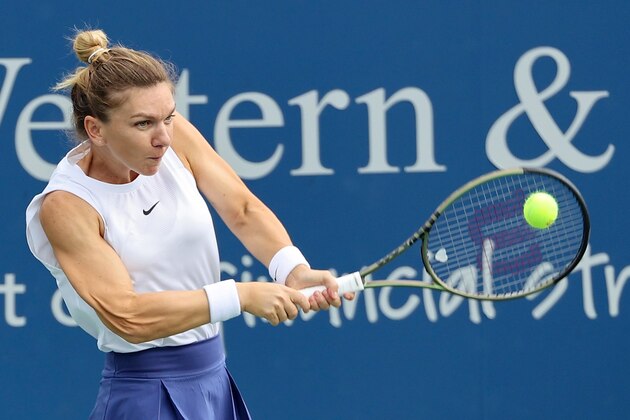 MASON, OHIO - AUGUST 17: Simona Halep of Romania plays a backhand during her match against Magda Linette of Poland during Western & Southern Open - Day 3 at Lindner Family Tennis Center on August 17, 2021 in Mason, Ohio. (Photo by Dylan Buell/Getty Images)