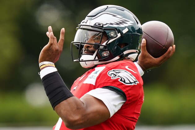 Philadelphia Eagles quarterback Jalen Hurts throws a pass during a joint practice with the New England Patriots at the Eagles NFL football training camp Monday, Aug. 16, 2021, in Philadelphia. (AP Photo/Matt Rourke)