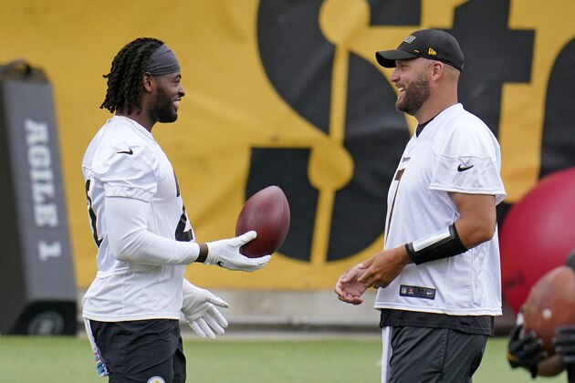 Pittsburgh Steelers running back and first round pick Najee Harris, left, hands a football to quarterback Ben Roethlisberger during the team's NFL mini-camp football practice in Pittsburgh, Tuesday, June 15, 2021. (AP Photo/Gene J. Puskar)