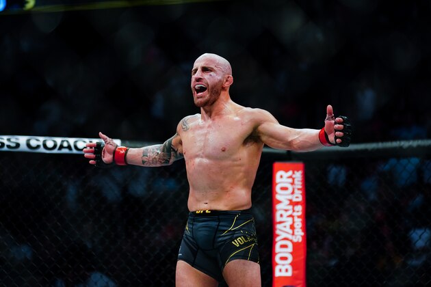 LAS VEGAS, NV - SEPTEMBER 25:  Alexander Volkanovski of Australia taunts Brian Ortega in between rounds during their  Featherweight title fight during UFC 266 at T-Mobile Arena on September 25, 2021 in Las Vegas, Nevada. (Photo by Alex Bierens de Haan/Getty Images)