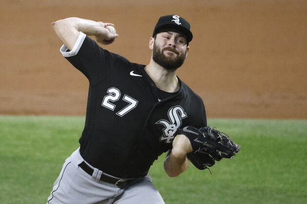 ARLINGTON, TX - SEPTEMBER 19: Lucas Giolito #27 of the Chicago White Sox pitches against the Texas Rangers during the third inning at Globe Life Field on September 19, 2021 in Arlington, Texas. (Photo by Ron Jenkins/Getty Images)