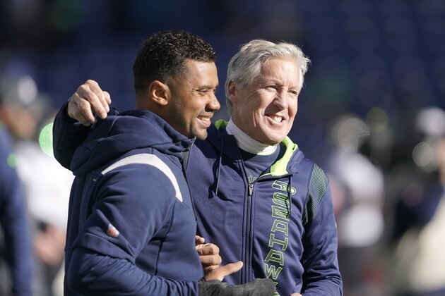 En foto del 31 de octubre del 2021 el entrenador de los Seahawks de Seattle Pete Carroll pone su brazo sobre el hombro del lesionado quarterback Russell Wilson antes del juego ante los Jaguars de Jacksonville. El lunes 8 de noviembre del 2021 Wilson regresa a entrenar con los Seahawks un mes después de que se sometió a una cirugía en el dedo medio del brazo con el que lanza. (AP Photo/Ted S. Warren) En foto del 31 de octubre del 2021 el entrenador de los Seahawks de Seattle Pete Carroll pone su brazo sobre el hombro del lesionado quarterback Russell Wilson antes del juego ante los Jaguars de Jacksonville. El lunes 8 de noviembre del 2021 Wilson regresa a entrenar con los Seahawks un mes después de que se sometió a una cirugía en el dedo medio del brazo con el que lanza. (AP Photo/Ted S. Warren)
