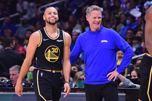 LOS ANGELES, CA - NOVEMBER 28: Stephen Curry #30 and Head Coach Steve Kerr of the Golden State Warriors smiles during the game against the LA Clippers on November 28, 2021 at STAPLES Center in Los Angeles, California. NOTE TO USER: User expressly acknowledges and agrees that, by downloading and/or using this Photograph, user is consenting to the terms and conditions of the Getty Images License Agreement. Mandatory Copyright Notice: Copyright 2021 NBAE (Photo by Adam Pantozzi/NBAE via Getty Images)