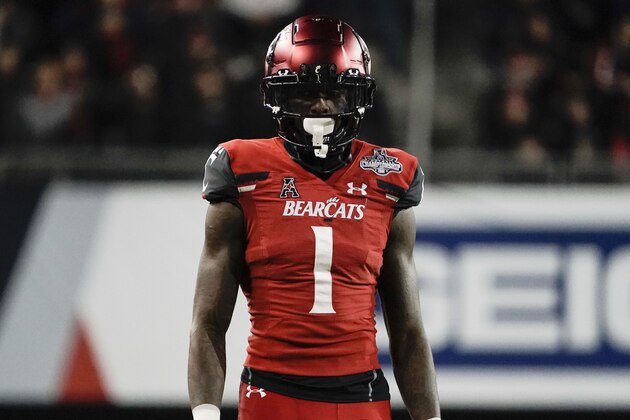 Cincinnati Bearcats cornerback Ahmad Gardner (1) plays during the second half of an American Athletic Conference championship NCAA college football game against Houston Saturday, Dec. 4, 2021, in Cincinnati. (AP Photo/Jeff Dean)