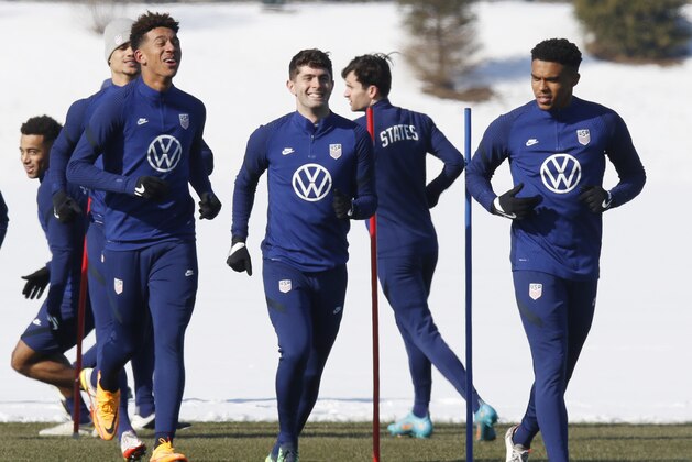 U.S. men's national team forward Christian Pulisic, center, practices with teammates in Columbus, Ohio, Wednesday, Jan. 26, 2022, ahead of Thursday's World Cup qualifying match against El Salvador. (AP Photo/Paul Vernon)
