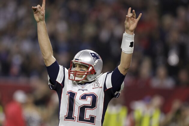 El quarterback Tom Brady de los Patriots de Nueva Inglaterra levanta los brazos luego de que su equipo anotó el touchdown decisivo en la prórroga del Super Bowl ante los Falcons de Atlanta, el domingo 5 de febrero de 2017. (AP Foto/Darron Cummings)