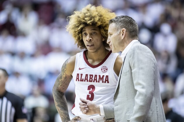 Alabama head coach Nate Oats talks with Alabama guard JD Davison (3) during the first half of an NCAA college basketball game against Baylor, Saturday, Jan. 29, 2022, in Tuscaloosa, Ala. (AP Photo/Vasha Hunt)