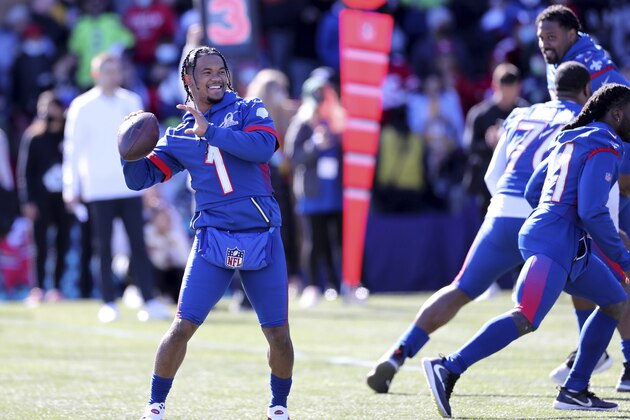 NFC quarterback Kyler Murray of the Arizona Cardinals throws a pass during Pro Bowl NFL football practice, Friday, February 4, 2022, in Las Vegas. (Gregory Payan/AP Images for NFL)