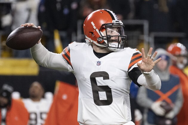PITTSBURGH, PA - JANUARY 03:   Cleveland Browns quarterback Baker Mayfield (6) looks deep in the end zone for a receiver in the fourth quarter during the game between the Pittsburgh Steelers and the Cleveland Browns on January 03, 2022 at Heinz Field in Pittsburgh, PA. (Photo by Shelley Lipton/Icon Sportswire via Getty Images)
