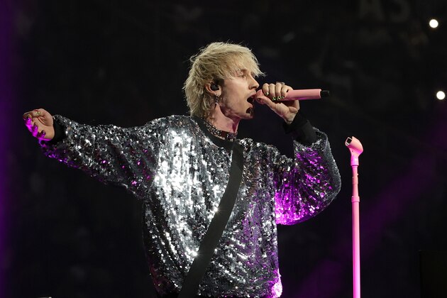 LAS VEGAS, NEVADA - FEBRUARY 05:  Recording artist Machine Gun Kelly performs during the 2022 Honda NHL All-Star Game at T-Mobile Arena on February 05, 2022 in Las Vegas, Nevada.  (Photo by Ethan Miller/Getty Images)