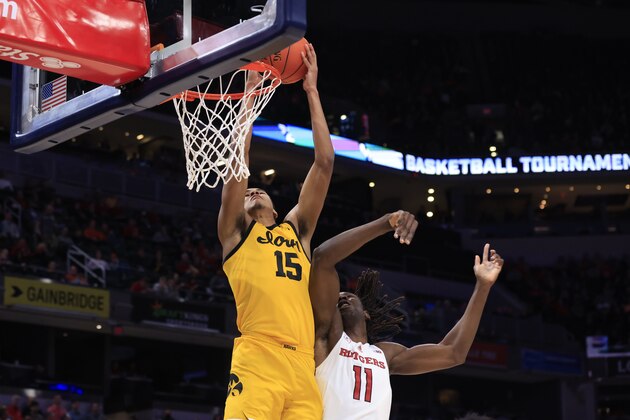 INDIANAPOLIS, INDIANA - MARCH 11: Keegan Murray #15 of the Iowa Hawkeyes dunks the ball over Clifford Omoruyi #11 of the Rutgers Scarlet Knights during the first half during the Big Ten Championship at Gainbridge Fieldhouse on March 11, 2022 in Indianapolis, Indiana. (Photo by Justin Casterline/Getty Images) INDIANAPOLIS, INDIANA - MARCH 11: Keegan Murray #15 of the Iowa Hawkeyes dunks the ball over Clifford Omoruyi #11 of the Rutgers Scarlet Knights during the first half during the Big Ten Championship at Gainbridge Fieldhouse on March 11, 2022 in Indianapolis, Indiana. (Photo by Justin Casterline/Getty Images)