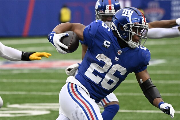 New York Giants running back Saquon Barkley (26) runs the ball against the Washington Football Team during the fourth quarter of an NFL football game, Sunday, Jan. 9, 2022, in East Rutherford, N.J. (AP Photo/Bill Kostroun)