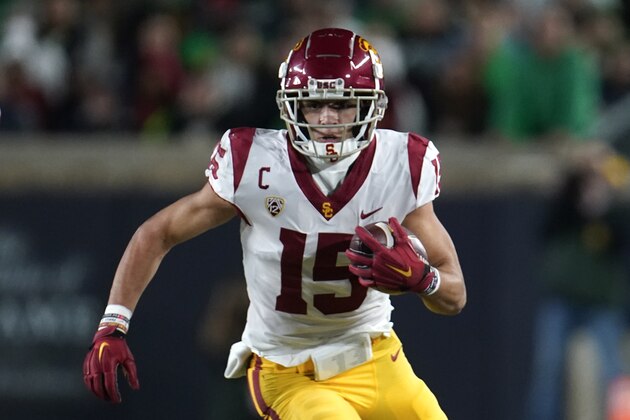 Southern California wide receiver Drake London (15) plays against Notre Dame in the first half of an NCAA college football game in South Bend, Ind., Saturday, Oct. 23, 2021. (AP Photo/Paul Sancya)
