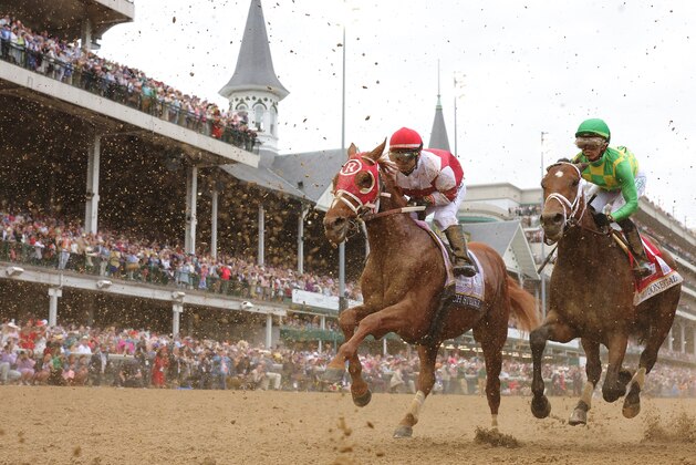 LOUISVILLE, KENTUCKY - MAY 07: Rich Strike (L) with Sonny Leon up and Mo Donegal (R) with Iran Ortiz Jr. up head toward the first turn during the 148th running of the Kentucky Derby at Churchill Downs on May 07, 2022 in Louisville, Kentucky. (Photo by Rob Carr/Getty Images)