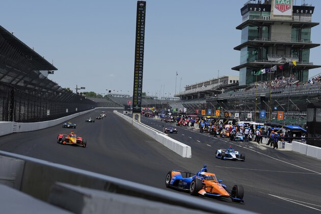 INDIANAPOLIS, IN - MAY 23: NTT IndyCar series driver Scott Dixon (9) leads a pack of cars into turn one during practice for the 106th running of the Indianapolis 500 at the Indianapolis Motor Speedway in Indianapolis, Indiana.  (Photo by Brian Spurlock/Icon Sportswire via Getty Images)