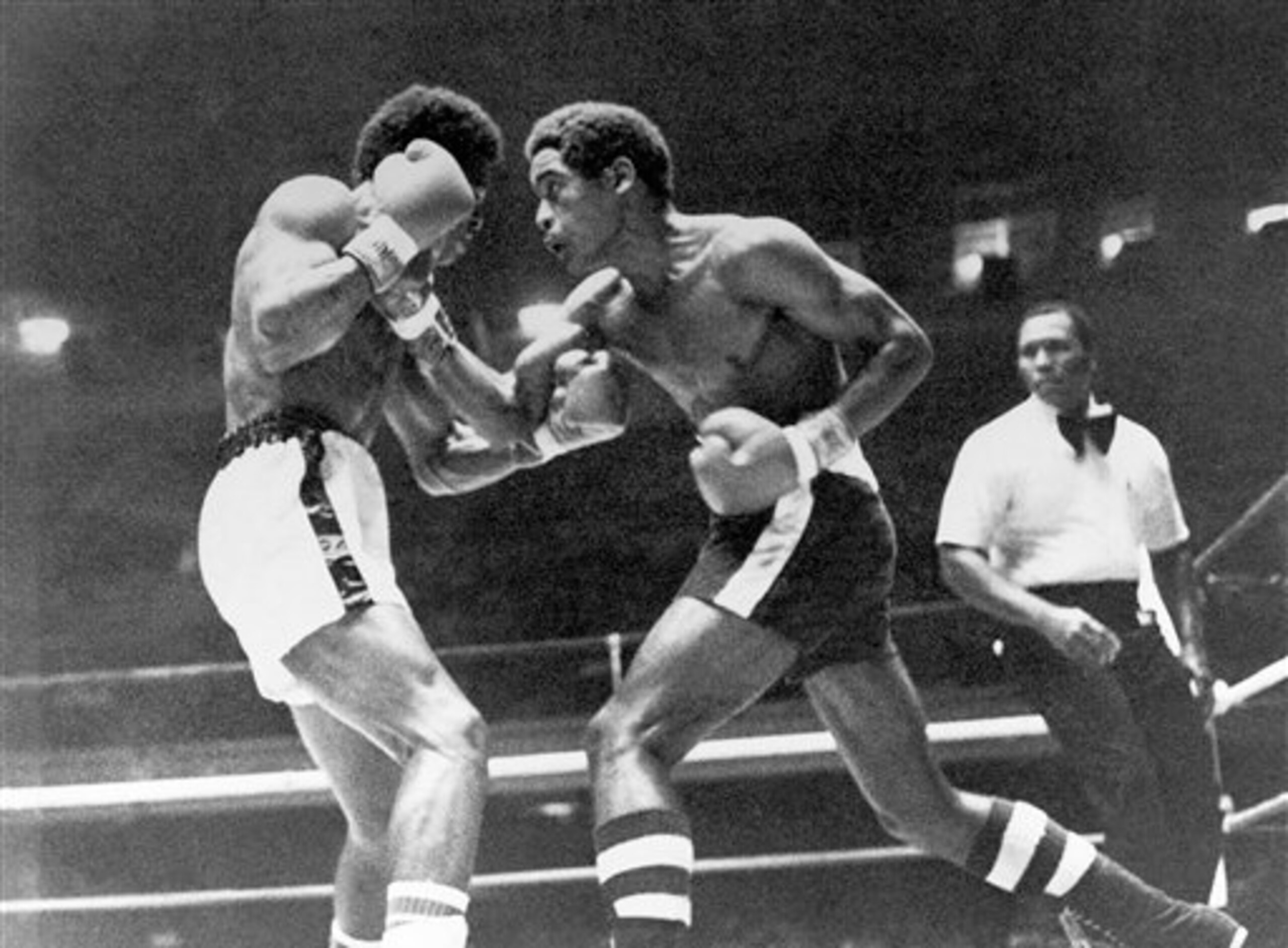 Benitez (right) defends his World Light Welterweight Title against Emiliano Villa