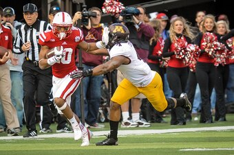 LINCOLN, NE - NOVEMBER 17: Wide receiver Kenny Bell #80 of the Nebraska Cornhuskers tries to hold off linebacker Keanon Cooper #4 of the Minnesota Golden Gophers during their game at Memorial Stadium on November 17, 2012 in Lincoln, Nebraska. (Photo by Er LINCOLN, NE - NOVEMBER 17: Wide receiver Kenny Bell #80 of the Nebraska Cornhuskers tries to hold off linebacker Keanon Cooper #4 of the Minnesota Golden Gophers during their game at Memorial Stadium on November 17, 2012 in Lincoln, Nebraska. (Photo by Er