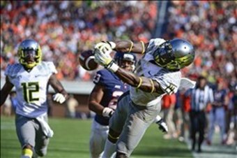Brian Jackson (left) and Ifo Ekpre-Olomu (right) lead the Ducks' secondary as they try to slow down Cal's passing attack.