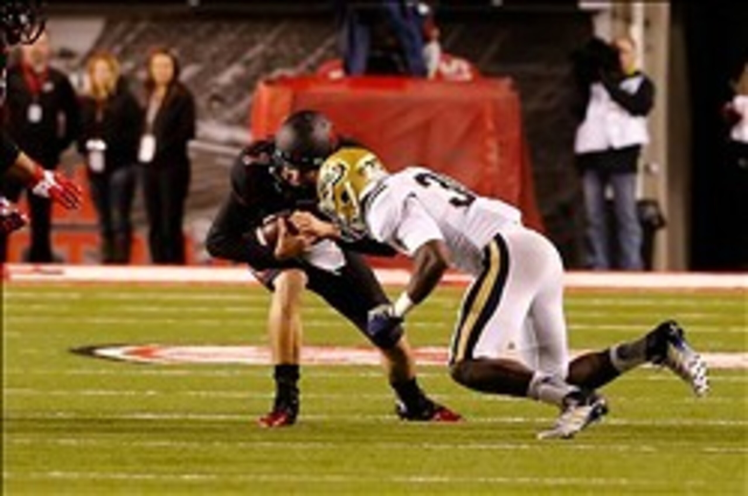 Myles Jack going in for the hit.