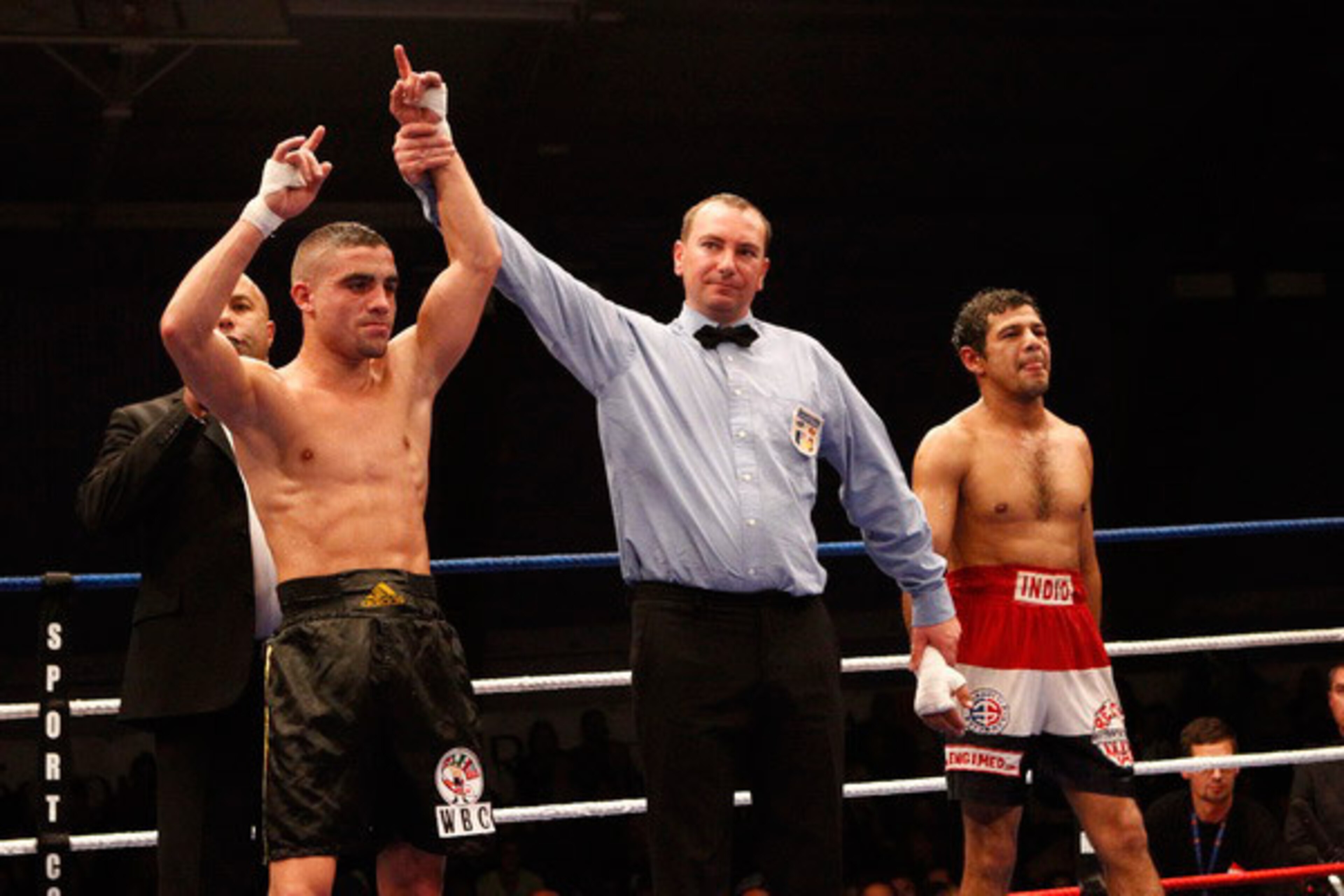 Parodi needs something unexpected to happen... Photo Credit: http://www.ffboxe.com/news-12235-lamare-stoppe-morelli.html