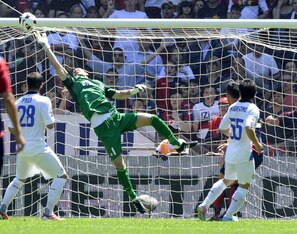 Samir Handanovic tips a shot over in Inter's penultimate game of 2012-13 against Genoa.