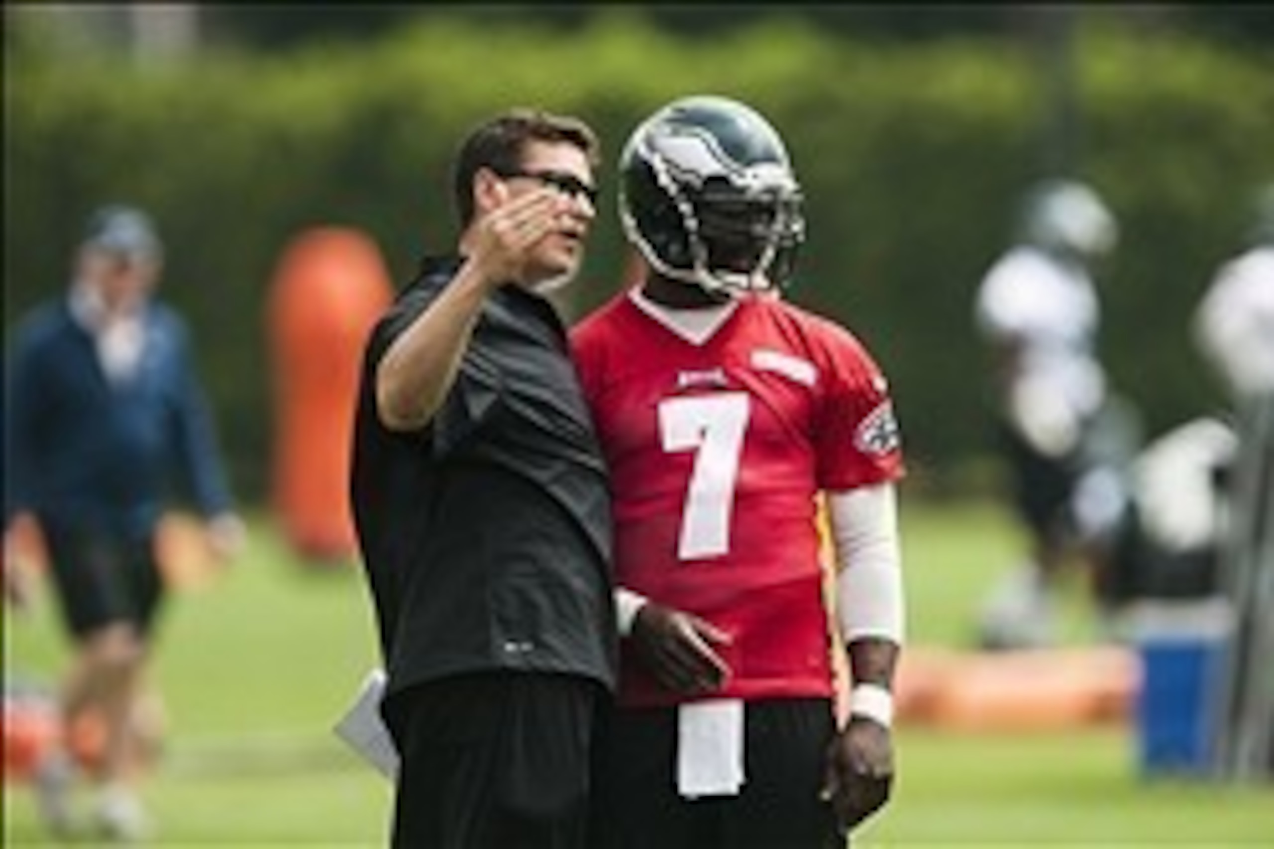 Bill Lazor talks to Michael Vick.