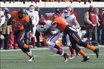 Shaun Lewis (No. 11) making a tackle