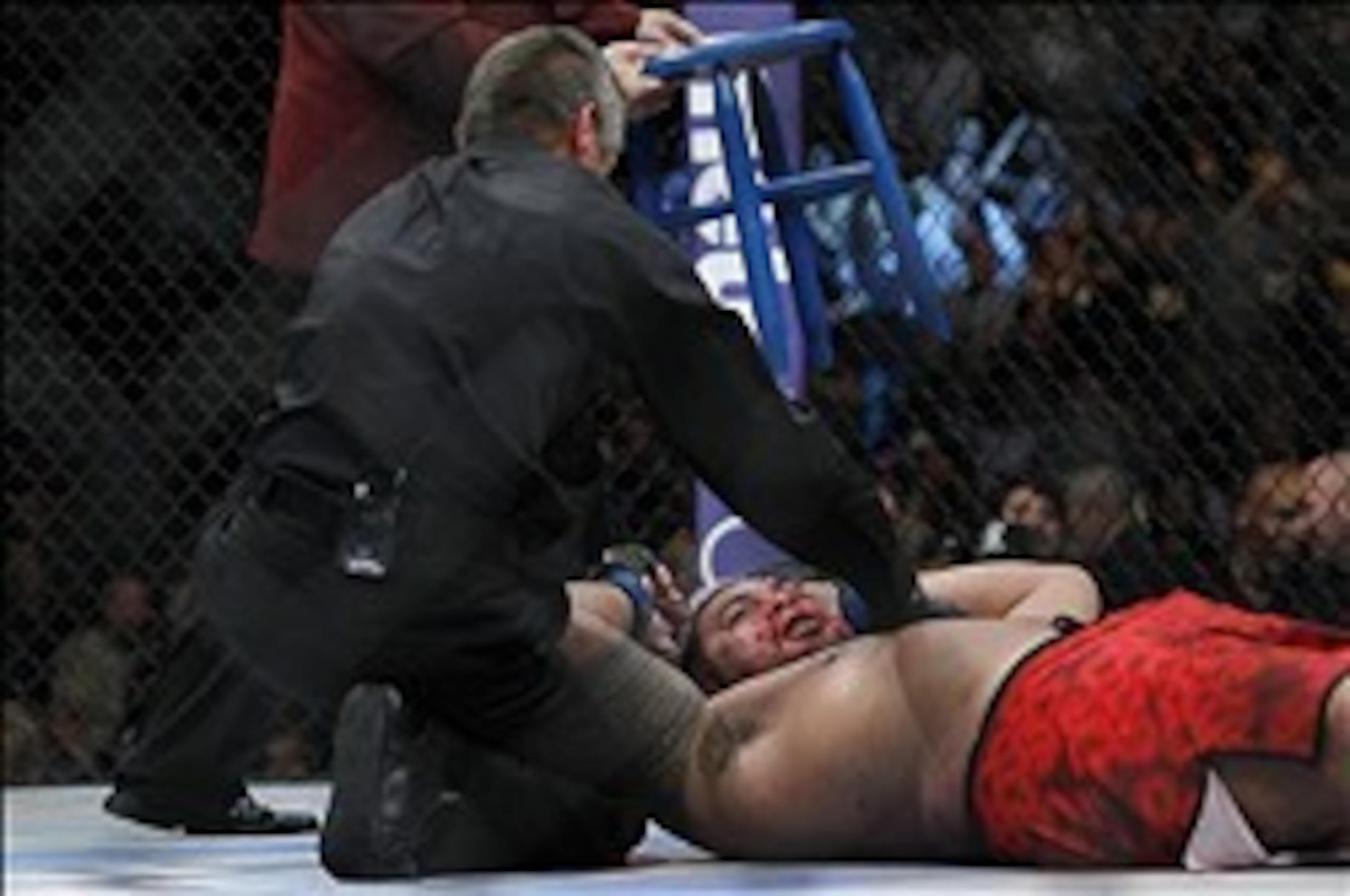 Hunt regains consciousness following his loss to Dos Santos.