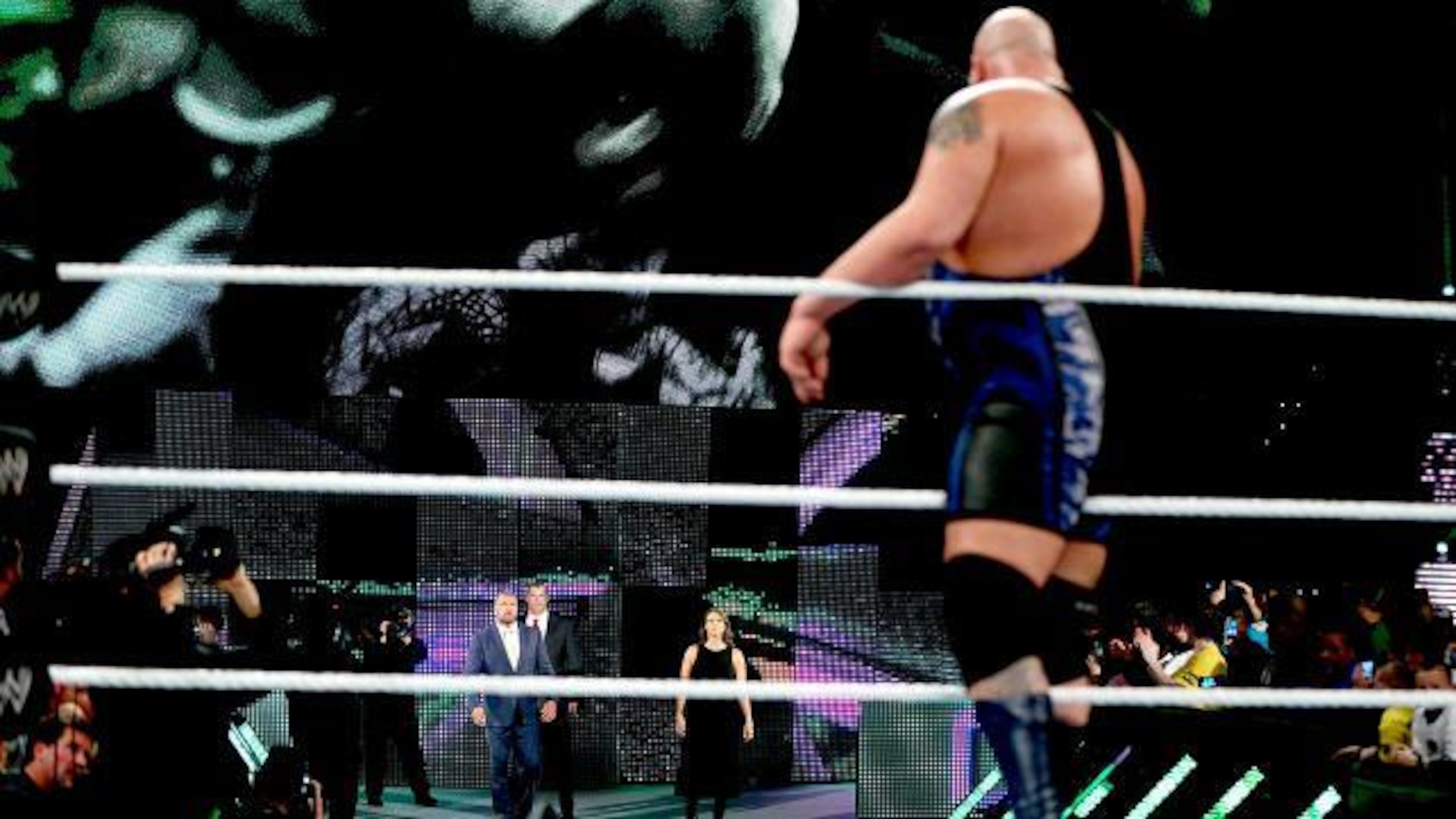 The Authority distract Big Show.