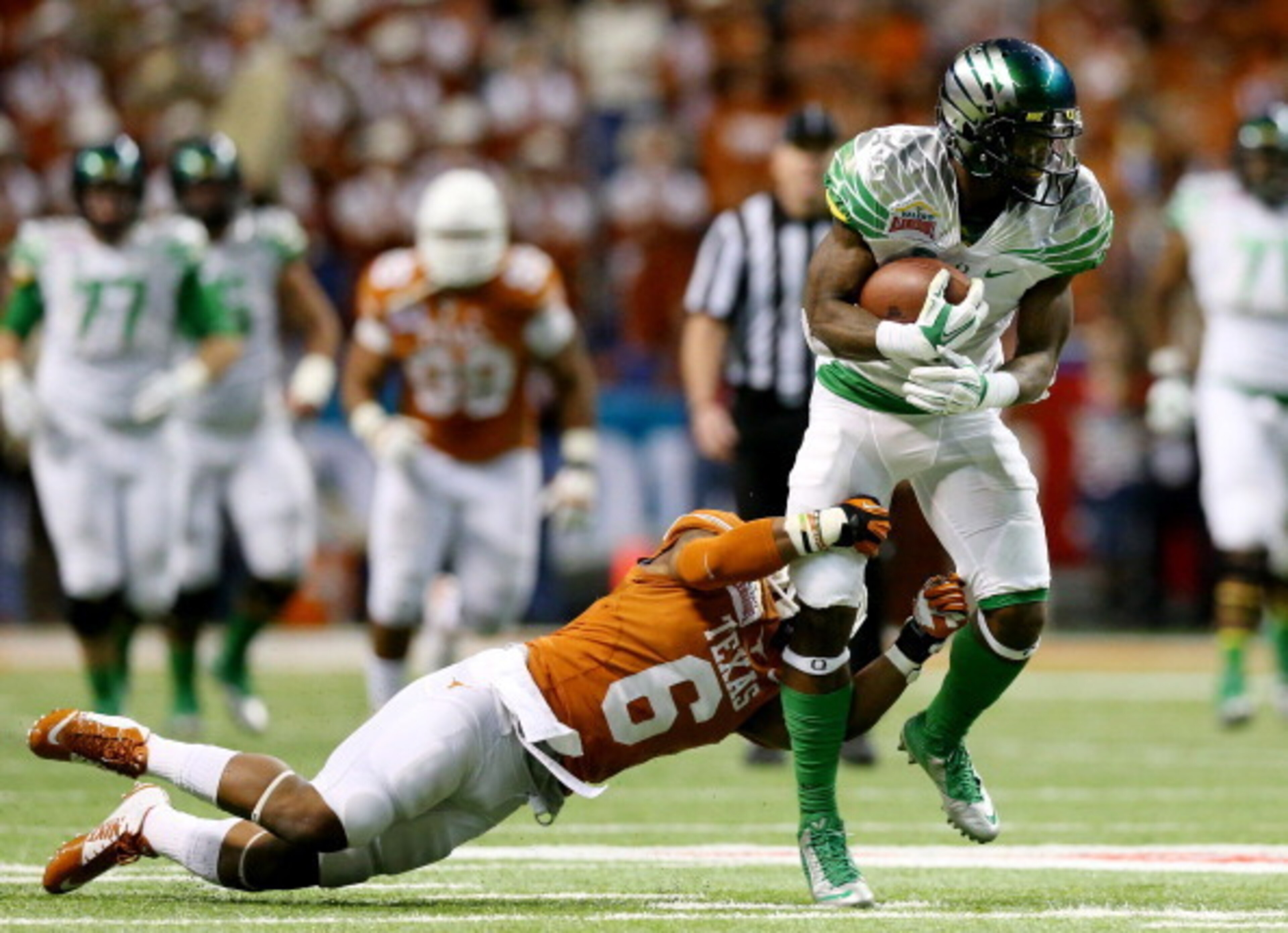 Oregon's offensive attack should serve as an example to the Texas Longhorns.