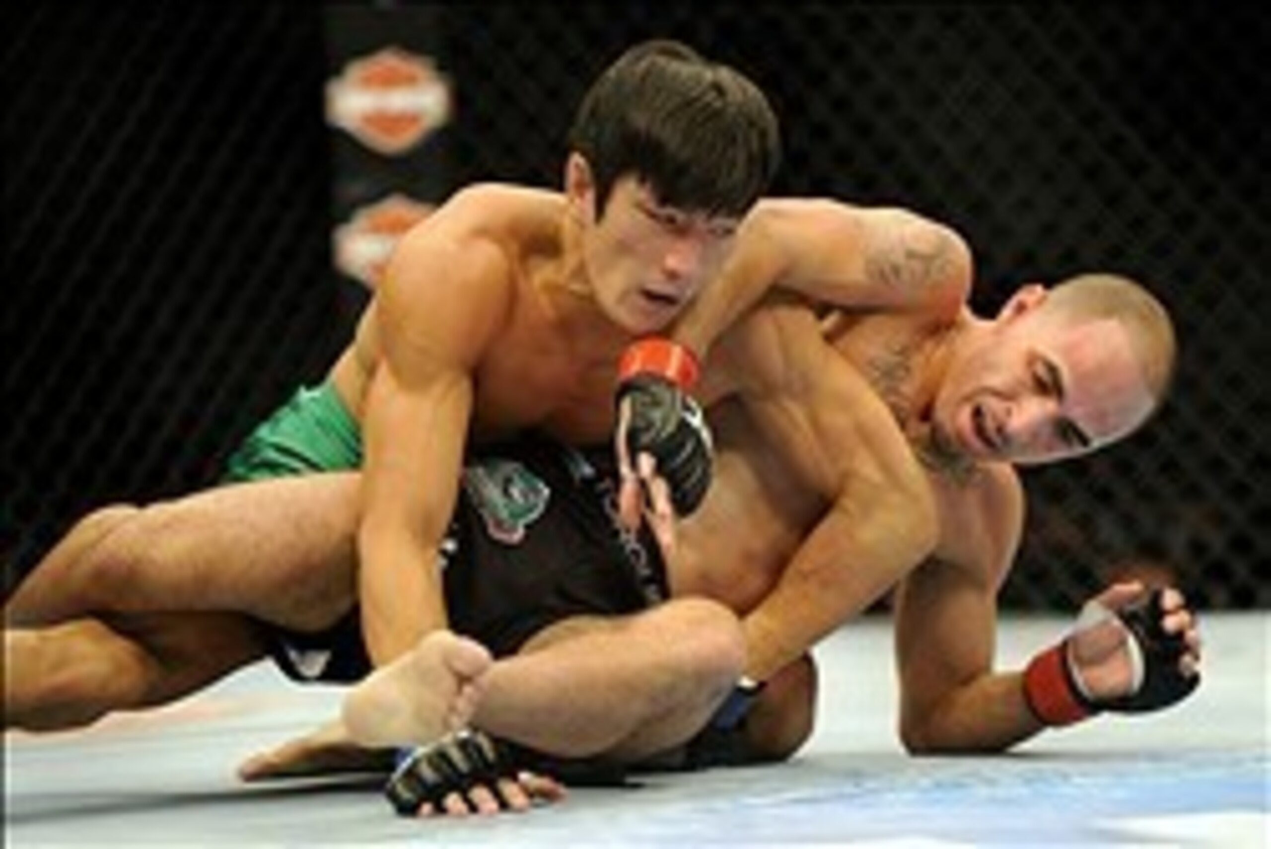 Kang (top) desperately needs a win Kang (top) desperately needs a win
