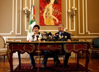 Vijay Mallya can certainly pull off a stylish press conference.