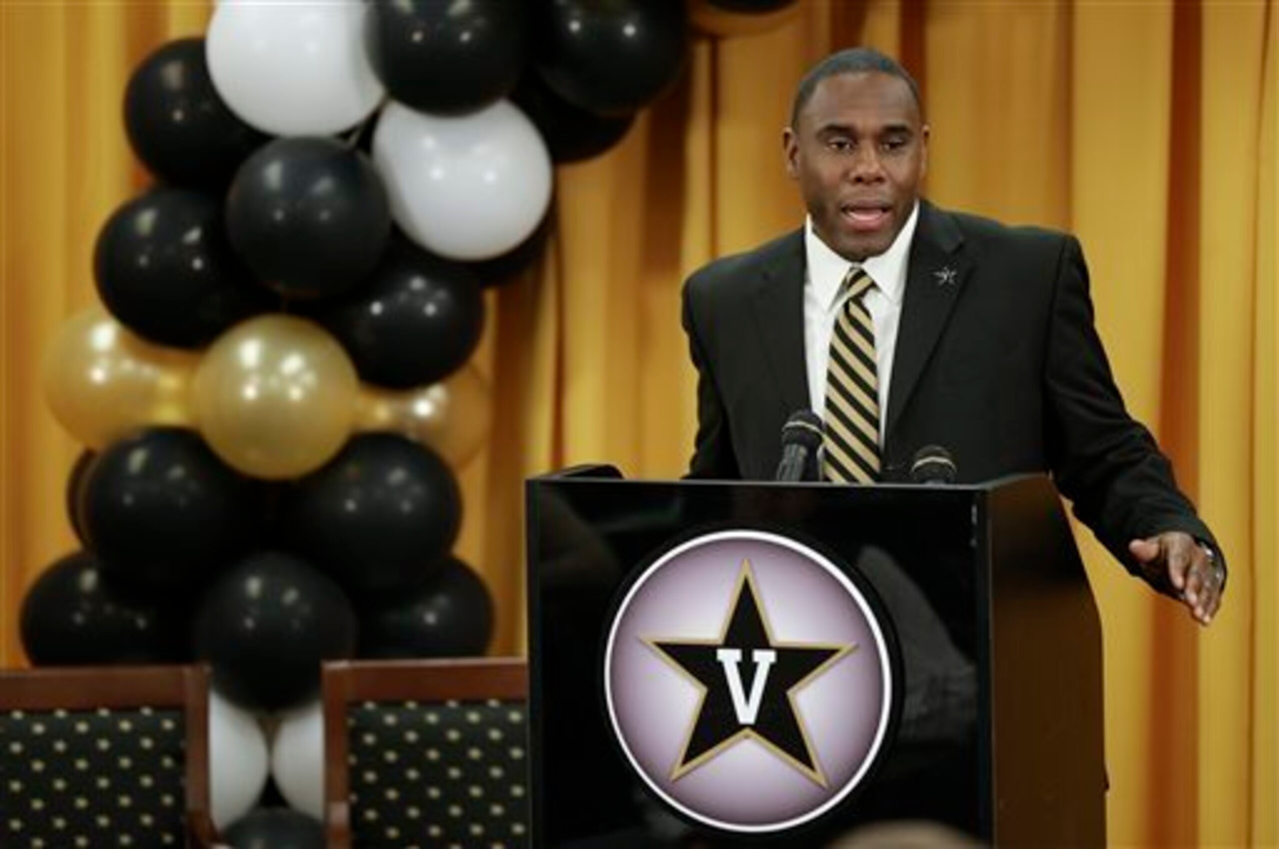 Vanderbilt head coach Derek Mason
