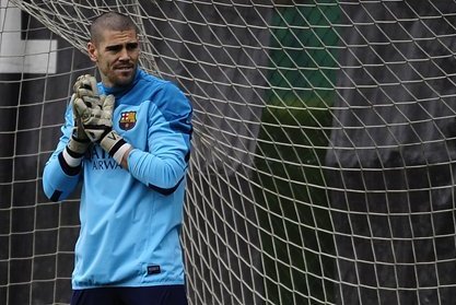 Barcelona have denied offering Victor Valdes a new contract.
