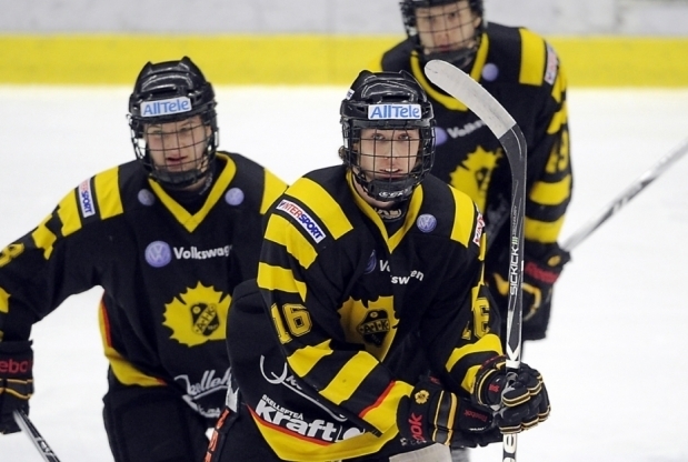 Marcus Johansson (foreground) possesses good size for 17-year-old at 6'4".