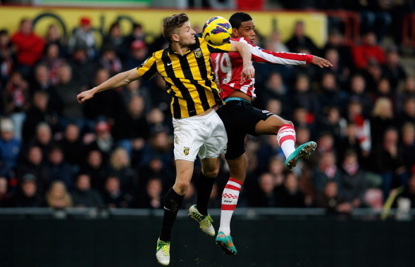 EINDHOVEN, NETHERLANDS - NOVEMBER 25:  Jurgen Locadia of PSV and Jan-Arie Van Der Heijden of Vitesse battle for the ball during the Eredivisie match between PSV Eindhoven and Vitesse Arnhem at Philips Stadion on November 25, 2012 in Eindhoven, Netherlands