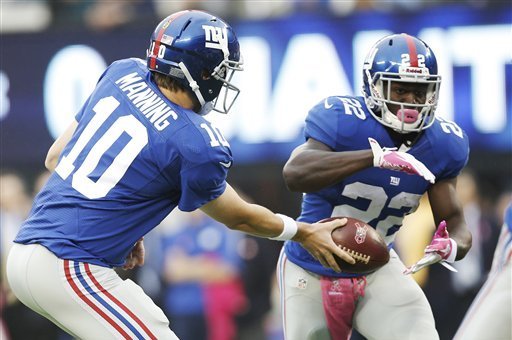 QB Eli Manning hands off to RB David Wilson.